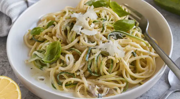 Zucchini-Zitronen-Pasta mit Basilikum und Parmesan. Eine leichte und frische Mahlzeit, perfekt für den Sommer.