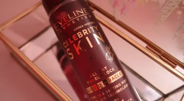 Butelka mgiełki Eveline Celebrity Skin w złotym stojaku.