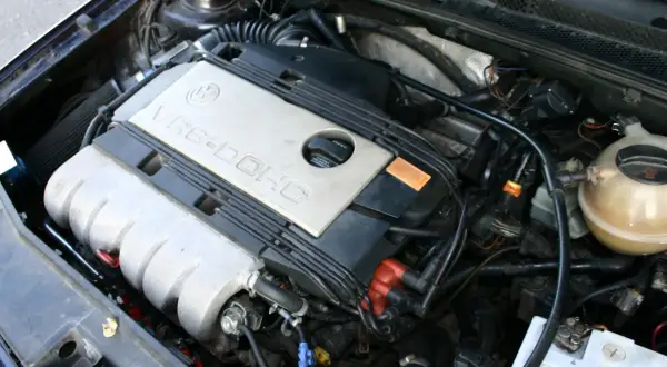 Silnik VR6-DOHC z widocznym filtrem powietrza i zbiorniczkiem płynu chłodniczego.