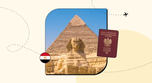 Piramide i Sfinks w Egipcie, obok polski paszport. Czy do Egiptu potrzebny jest paszport? Tak, aby podróżować do Egiptu, potrzebny jest paszport.