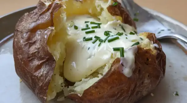 En perfekt bakad potatis med en krämig fyllning och färsk gräslök. Enkel men utsökt!