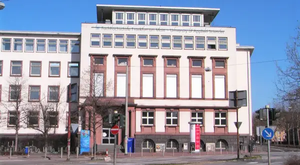 Die Fachhochschule Frankfurt am Main – University of Applied Sciences, kurz ESM Frankfurt am Main, zeigt sich in heller Fassade mit vielen Fenstern.