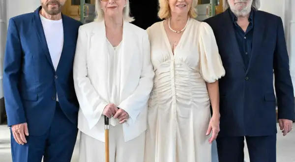 ABBA, zespół, który nie żyje, w komplecie. Agnieszka, Björn, Benny i Anni-Frid pozują razem.