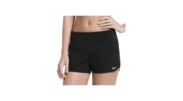 Czarne damskie spodenki do pływania Nike z białym logo.
