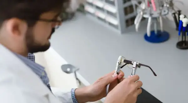 Optometrysta precyzyjnie naprawia okulary. Zastanawiasz się, ile kosztuje wymiana oprawek w okularach?