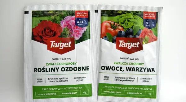 Opakowania fungicydu SWITCH 62,5 WG. Jedno na choroby roślin ozdobnych, drugie na owoce i warzywa. Stosować na 4,8-5L wody.