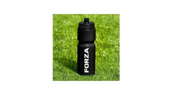 Czarny bidon sportowy z napisem "FORZA" na zielonej trawie.