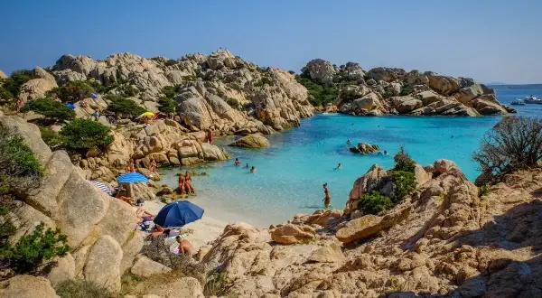 Spiagge del nord Sardegna: un angolo di paradiso con rocce granitiche, acque cristalline e bagnanti che si godono il sole.