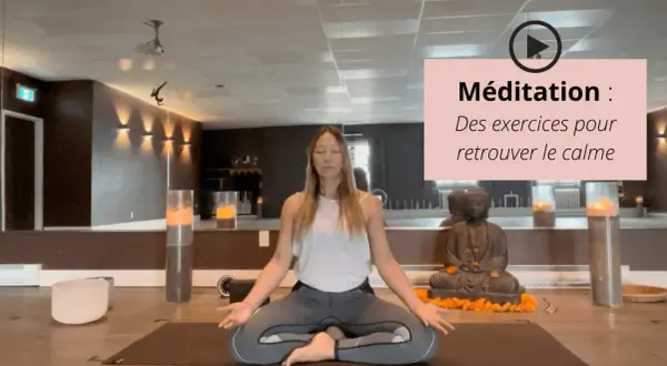 Femme méditant en posture du lotus, entourée d'une ambiance zen. Un mantra bien-être pour retrouver le calme intérieur.