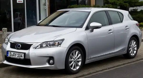 Srebrny Lexus 200h zaparkowany przed budynkiem. Elegancki, nowoczesny design.