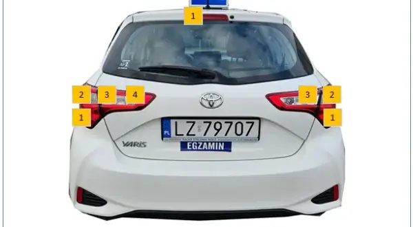 Ile jest świateł cofania w toyocie yaris i jak je wymienić?