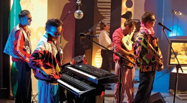 Zespół grający disco polo lata 80 90. Kolorowe stroje, syntezatory i gitara tworzą klimat tamtych lat.