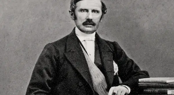 Johan August Gripenstedt, en svensk politiker, porträtterad i mörk kostym med en vit skjorta och slips.