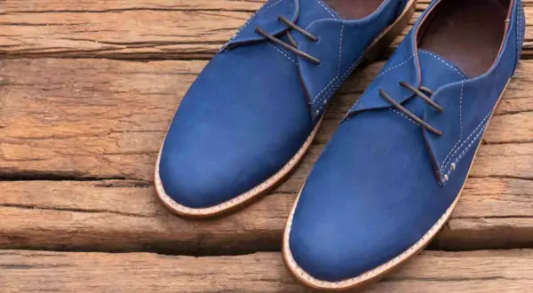 Scarpe blu elettrico in pelle scamosciata, perfette da abbinare a un vestito elegante per un look audace e raffinato.
