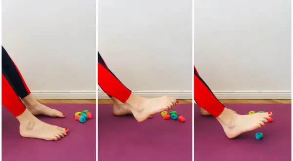Ćwiczenia na stopy: podnoszenie kolorowych gumek palcami u stóp.