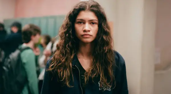 Rüya gibi bir an, belki de "euphoria staffel 3" için bir hazırlık. Zendaya'nın dalgalı saçları ve düşünceli bakışları, okul koridorunda bir hikaye anlatıyor.