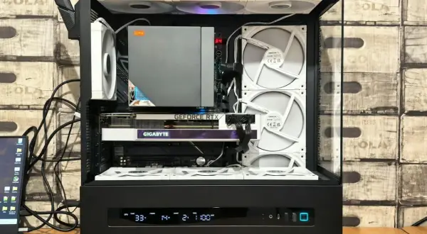 Wnętrze komputera PC z kartą graficzną Gigabyte GeForce RTX. Widoczne wentylatory i okablowanie. Dowiedz się, jak podłączyć podzespoły.