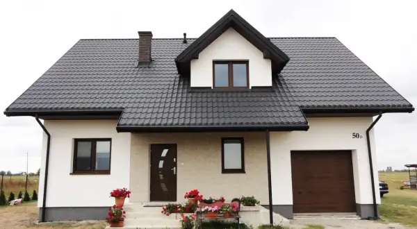 Jakie kolory elewacji do czarnego dachu i brązowych okien wybrać?