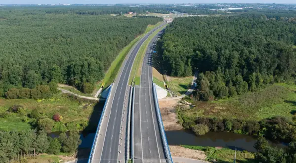 Autostrada czy droga krajowa: co wybrać, aby zaoszczędzić czas i pieniądze?