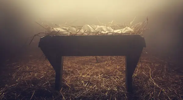 Pusta żłób, słoma i białe płótno. Jakby na początku było słowo, a potem przyszła nadzieja.