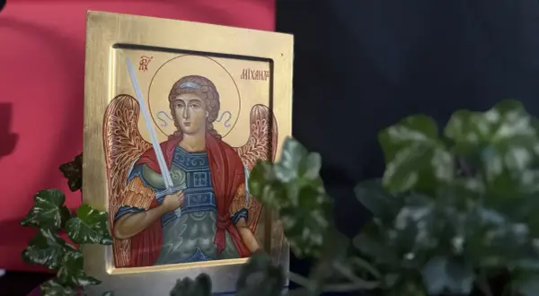 Ikona przedstawia archanioła Michała z mieczem w dłoni, w zbroi i z rozwianymi skrzydłami.