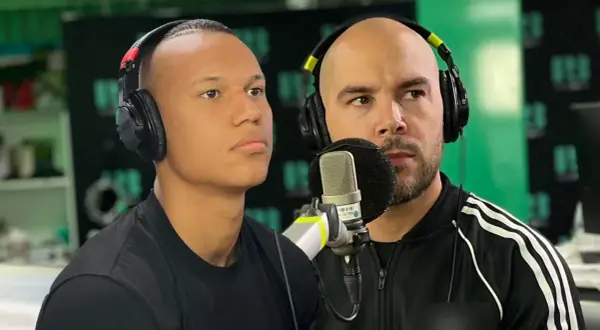 Nicolas Lunabba och Elijah i studion, redo för sändning.