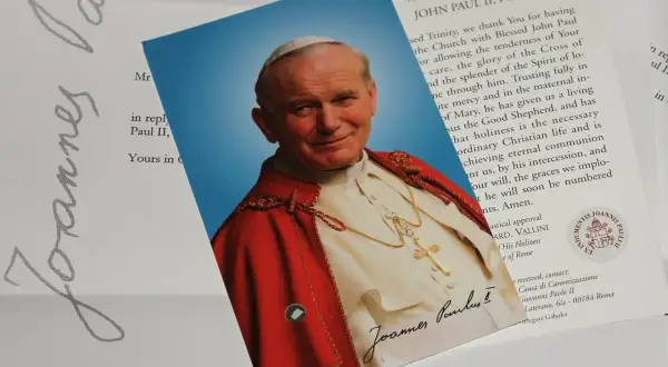 Litania do Jana Pawła II o uzdrowienie. Zdjęcie papieża z modlitwą o łaski.