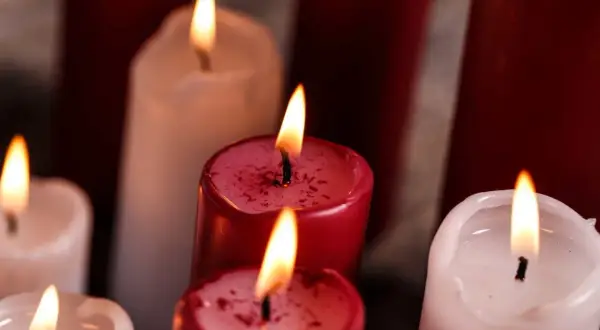 Płonące białe i czerwone świece, tworzące nastrój Wielkiej Soboty.