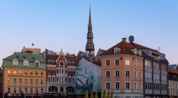 Ratusz i kamienice Starego Miasta w Rydze z wieżą kościoła św. Piotra.