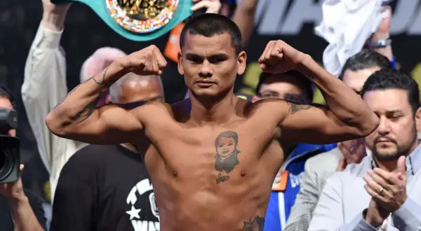 Boxaren Marcos Maidana visar upp sina muskler med en WBC-bälte över axeln.