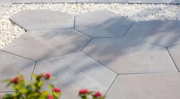 Gres czy beton na podjazd? Wybierz trwałość i styl na lata!