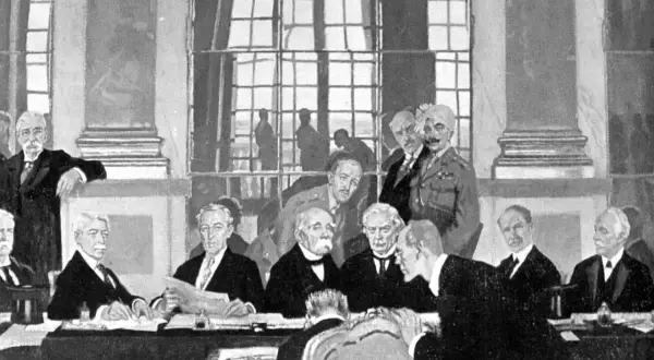 Män i kostym och militäruniform samlade vid ett bord, en scen som skildrar freden i Versailles.