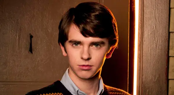 Freddie Highmore w serialu "The Good Doctor" i innych filmach. Jego role w serialach i programach telewizyjnych zapadają w pamięć.