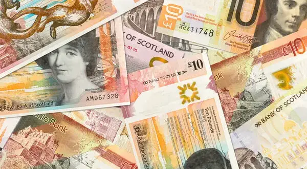 Szkockie banknoty dziesięciofuntowe. GBP, jaka to waluta? To funty szterlingi, używane w Szkocji.