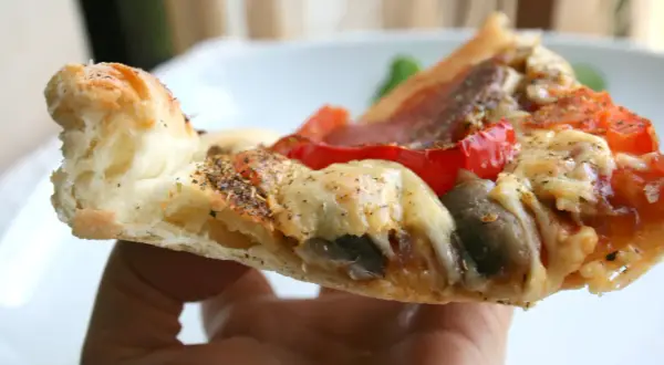 Czy można zrobić pizzę z niewyrośniętego ciasta? Sprawdź smaki i przepisy