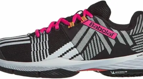 Scarpa da padel Babolat nera con lacci fucsia e dettagli grafici bianchi e grigi. Ideale per dominare il campo.