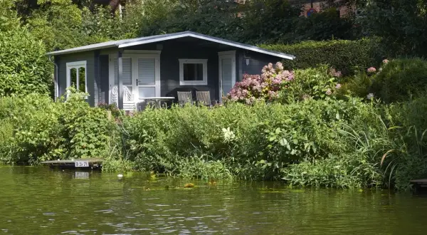 Uroczy domek letniskowy nad wodą. Zastanawiasz się, ile kosztuje budowa domku letniskowego murowanego?
