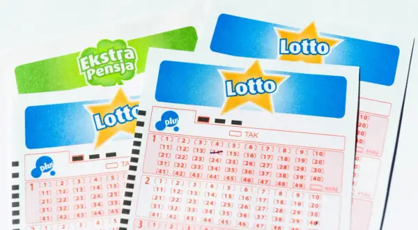 Dwa kupony gry Lotto z zaznaczonymi liczbami i napisem "Ekstra Pensja".