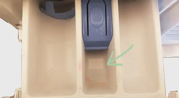 Cassettino della lavatrice con residui di acqua nel cestello dopo il lavaggio.