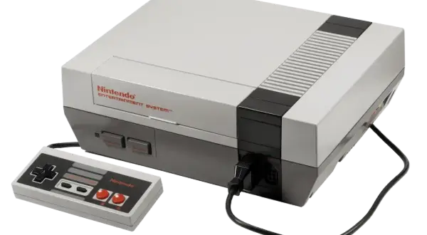 Konsola Nintendo Entertainment System z padem, klasyka **gier z dzieciństwa na komputer**.