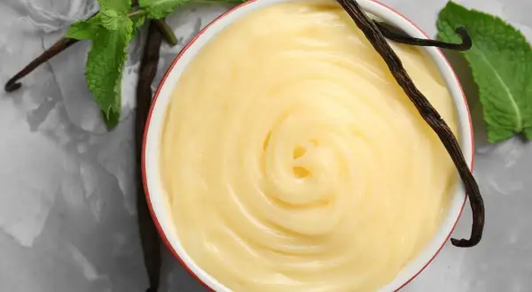 Crema pastelera sin azúcar, cremosa y suave, con vainas de vainilla y hojas de menta fresca.