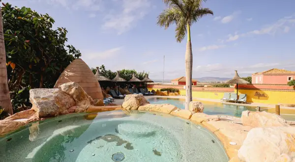 Disfruta de un día soleado en Vera con piscinas, palmeras y un ambiente relajado. ¡Perfecto para saber qué hacer en Vera!