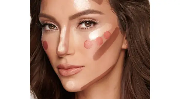 Ecco come si fa il contouring: strisce di fondotinta scuro e chiaro sul viso per scolpire i tratti.