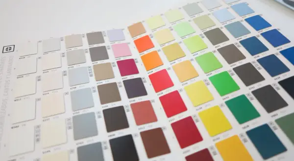 Un nuancier de peinture présente une large gamme de couleurs vives et pastel, parfait pour choisir la teinte idéale.