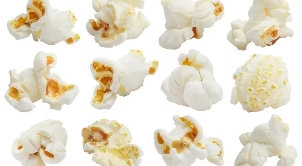 Dodici chicchi di popcorn soffici e bianchi, pronti per essere gustati. Attenzione alle calorie!