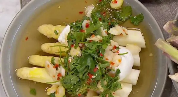 Vit sparris i en buljong med hackad chili, vitlök och koriander. Ett enkelt och gott vit sparris recept.