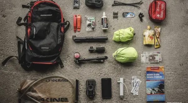 Plecak, pompka, dętka, łatki, multitool, apteczka, mapa Beskidów – to wszystko, co zabrać w Bieszczady na rowerową wyprawę.