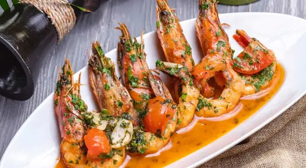 Camarones jugosos en salsa de tomate y ajo, un festín digno de una parroseta San José.