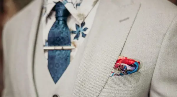 Jak nosić szpilkę do krawata, aby wyglądać elegancko i stylowo