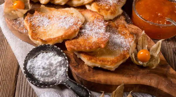 Ile kalorii mają racuchy drożdżowe? Sprawdź ich kaloryczność i zdrowe modyfikacje